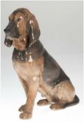 Porzellanfigur "Bloodhound", Royal Copenhagen, Nr. 1322, polychrom bemalt, H. 22,5 cm