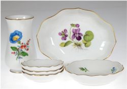 Konvolut Meissen, Bunte Blume 1, 2 und 3, Goldrand, 1. Wahl, dabei 4 Schälchen, Dm. 8 und 11 cm, 1 