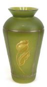 Vase, Polen 80er Jahre, farbloses Glas mit grüner Lasur und Metallbändern, florale Emailmalerei, H.