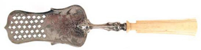 Biedermeier-Tortenheber, Silber mit Beingriff, Laffe durchbrochen und floral ziseliert, L. 29 cm