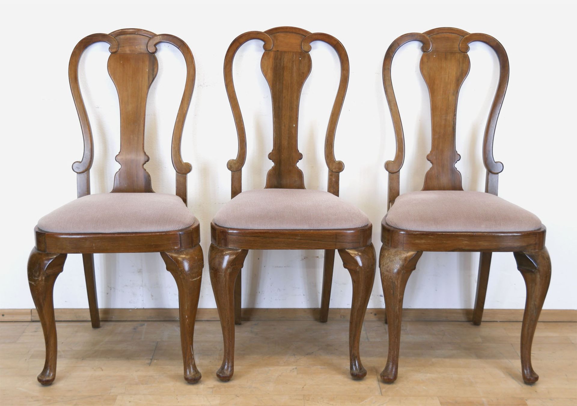 3 Stühle im Barockstil, Nußbaum, gepolsterter Sitz, Rückenlehne mit geschweifter Mittelzunge, 101x5