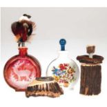 4 diverse bayrische Schnupftabak-Flaschen aus verschiedenen Materialien wie Glas, rot überfangen un