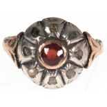 Ring, 14 kt GG und Silber, besetzt mit zentralem Rubin und 8 kleinen Diamanten, RG 56, Gebrauchspur