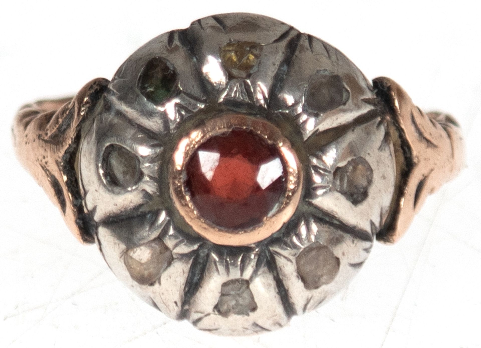 Ring, 14 kt GG und Silber, besetzt mit zentralem Rubin und 8 kleinen Diamanten, RG 56, Gebrauchspur