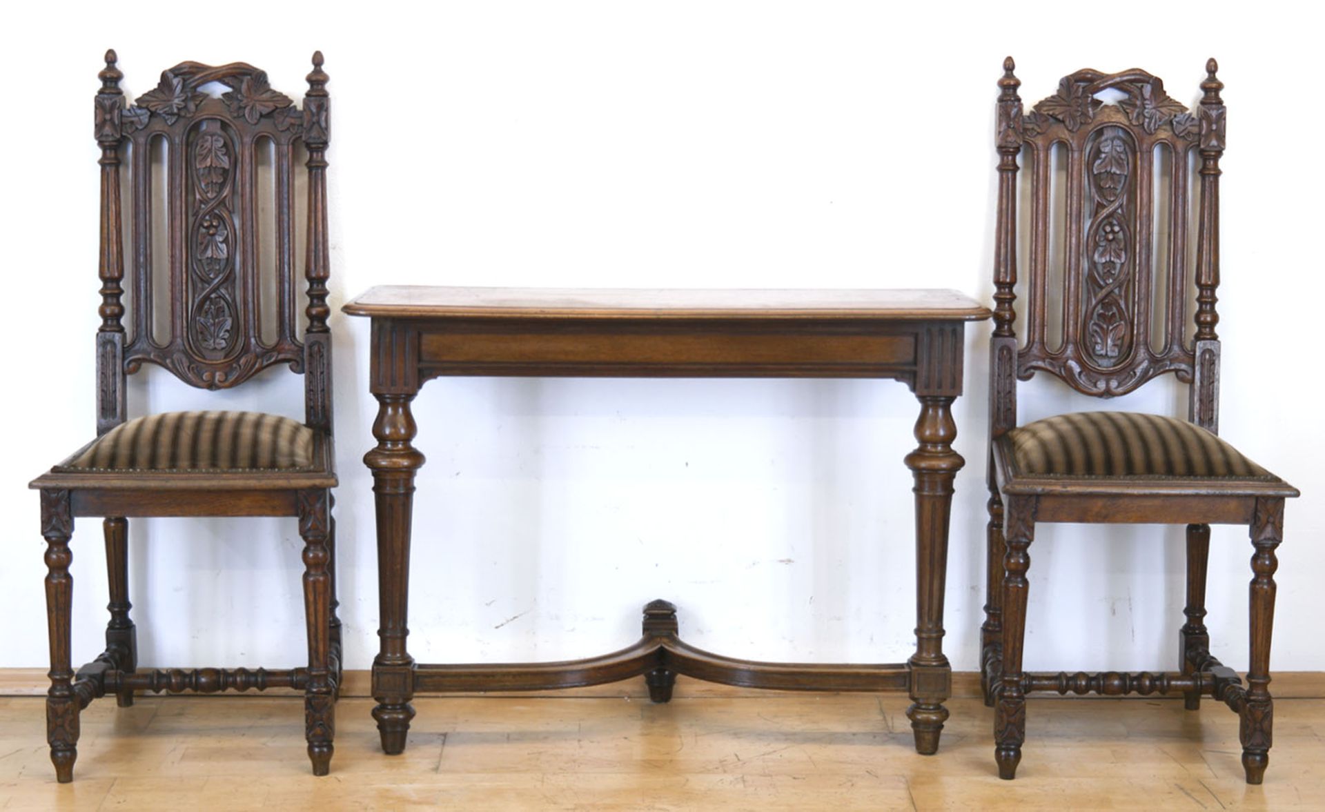 Konsoltisch und 2 Stühle, Saarlouis um 1880, Eiche, gedrechselte kannelierte, verstrebte Beine, Stü