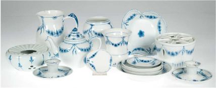 Konvolut Porzellan, Bing &  Gröndahl, blauer Festondekor, dabei 2 Vasen,  2 Kerzenleuchter, 1 Stövc