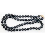 Kette aus blauschwarzen Akoya-Perlen, einige mit Wachstumsmerkmalen, Dm. 6 mm, 585er GG-Verschluß,