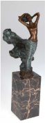 Bronze-Figur "Frau im Wind stehend", Nachguß, braun und grün patiniert, Gießermarke "J.B. Deposee, 
