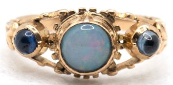 Ring, 585er GG, durchbrochener Ringkopf besetzt mit 1 Vollopal und 2 seitlichen Saphir-Cabochons, r