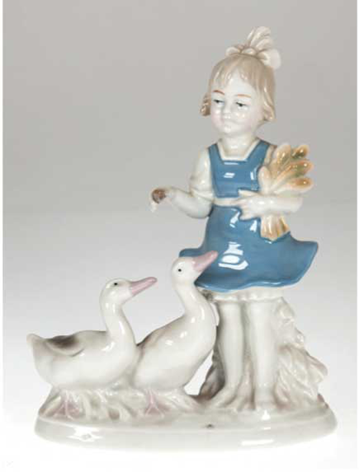Porzellanfigur "Mädchen mit 2 Gänsen", Lippelsdorf, Preßnr. 2310, Polychrom bemalt, auf Sockel mit