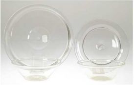 2 diverse Glasteller, 19. Jh., farbloses Glas, mit Abriß bzw. ausgeschliffenem Abriß, Dm. 23,5 cm u