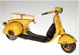 Modell-Motorroller "Vespa", Blech, gelb gefaßt, 22x41x13 cm