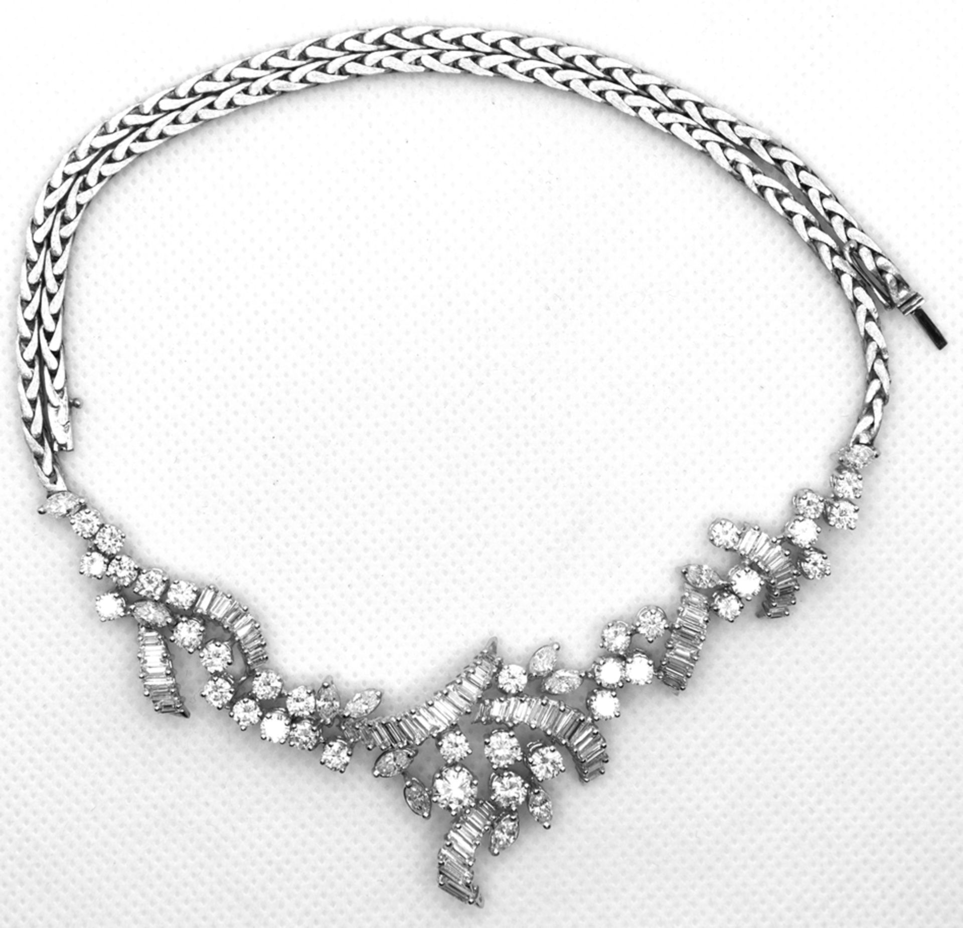 Collier, 750er WG, besetzt mit 99 Diamanten in diversen Schliffen von zus. 10,07 ct., LR-VVS, davon