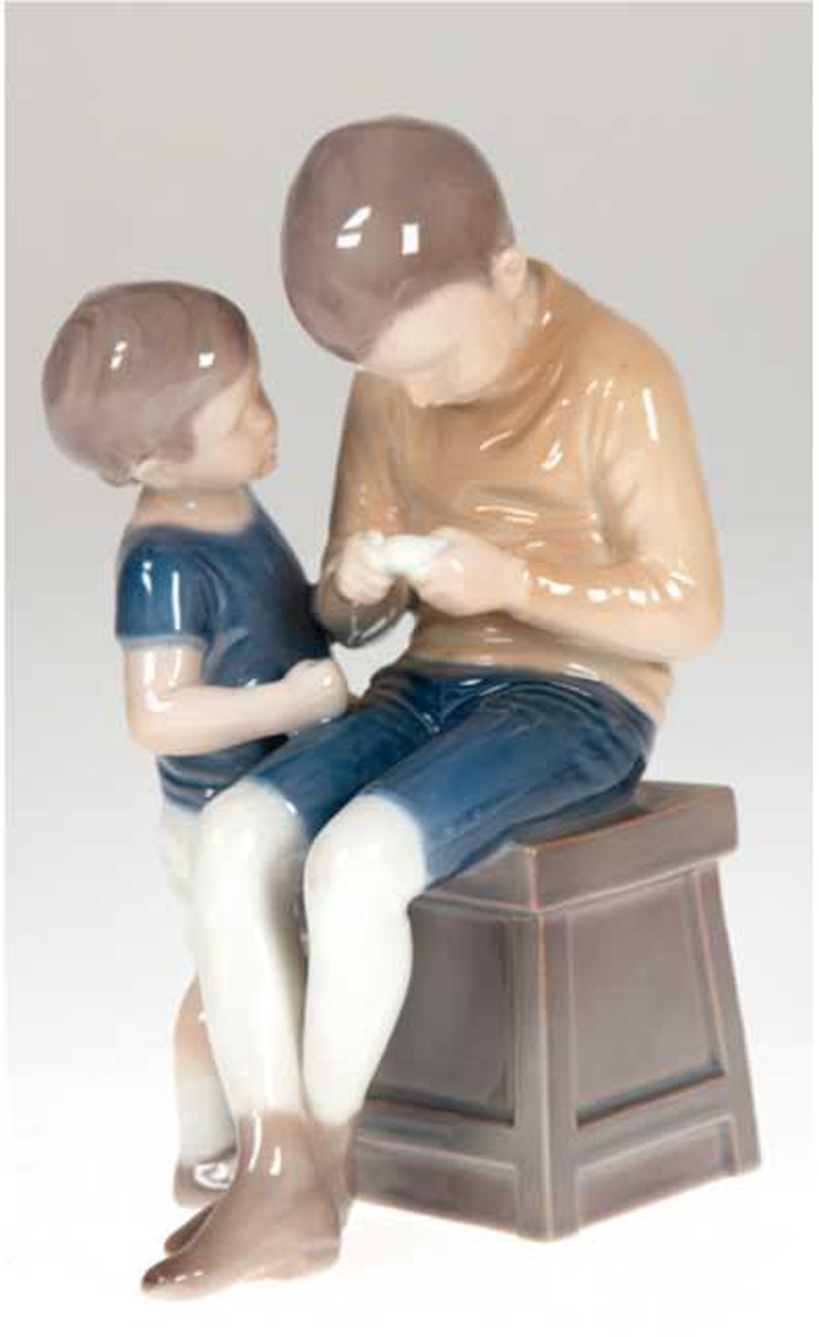 Porzellanfigur "Tom und Willy", Bing & Gröndahl, Nr. 1648, polychrom bemalt, H. 19,5 cm