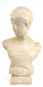 Pittaluga (19./20. Jh) "Büste einer jungen Frau mit Turbantuch ", Carrara-Mamor, rücks. signiert, H