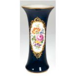 Meissen-Vase, kobaltblau, in goldstaffierter Kartusche polychrome Blumenmalerei, Goldränder, 1. Wah