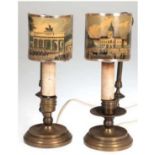 2 Tischlampen, 1-flammig, runder Mesingfuß mit Handhabe, Papierschirm mit Berliner Ansichten, Gebra