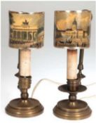 2 Tischlampen, 1-flammig, runder Mesingfuß mit Handhabe, Papierschirm mit Berliner Ansichten, Gebra