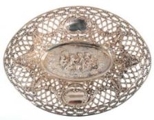 Schale, 800er Silber, punziert, 133 g, ovale Form mit Putten- und Girlandenrelief, durchbrochene Wa
