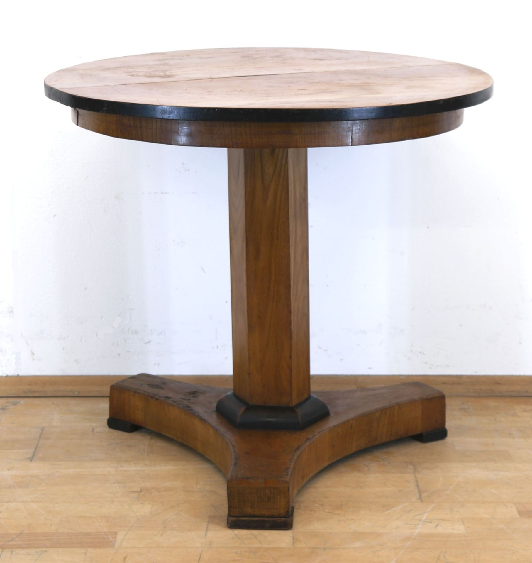 Biedermeier-Tisch, Kirsche, furniert, über 3-passig eingebogter Fußplatte 6-kantige Säule und runde