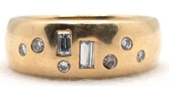 Ring, 585er GG, in der massiven Ringschiene 8 Diamanten mit versch. Schliffen von zus. 0,28 ct., ge