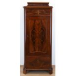 Biedermeier-Silberschrank, um 1840, Mahagoni furniert, Schellack handpoliert, 1-türiger Korpus mit