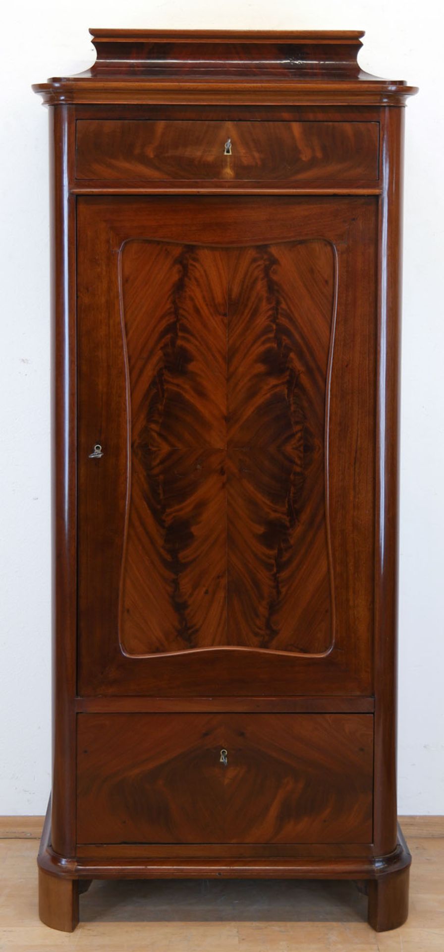 Biedermeier-Silberschrank, um 1840, Mahagoni furniert, Schellack handpoliert, 1-türiger Korpus mit 