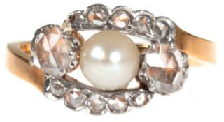 Ring, um 1910, 18 kt GG/WG, besetzt mit zentraler Perle und Diamanten, RG 54,5, im Etui