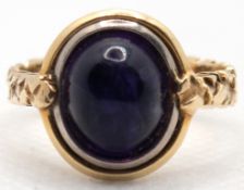 Ring, 585er GG/WG, mit ovalem Amethyst-Cabochon, strukturierte Ringschiene, ges. 7,9 g, RG 58