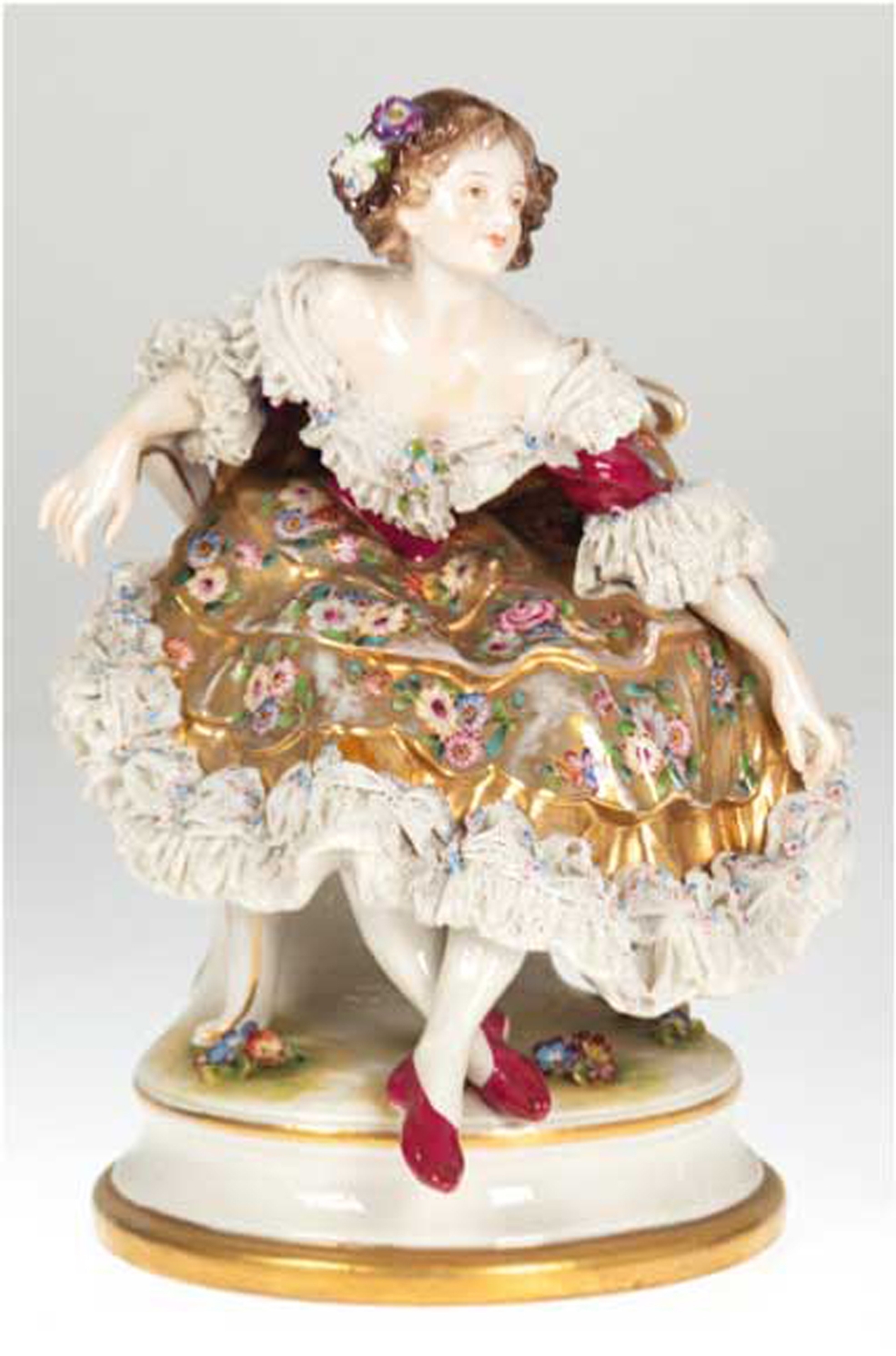 Porzellanfigur "Dame im Spitzenkleid auf Sessel sitzend", Volkstedt, 1. Hälfte 20. Jh., polychrom