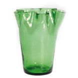 Vase, grüner Überfang, Rand in Wellenform, Stand mit Abriß, H. 22 cm