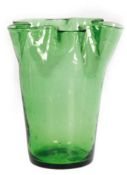 Vase, grüner Überfang, Rand in Wellenform, Stand mit Abriß, H. 22 cm