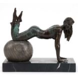 Bronze-Figur "Turnerin auf Gymnastikball", Bronze, 20. Jh., braun und dunkelgrün patiniert, Bronze