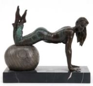 Bronze-Figur "Turnerin auf Gymnastikball", Bronze, 20. Jh.,  braun und dunkelgrün patiniert, Bronze