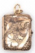 Medaillon um 1900, Golddouble, floraler Dekor, Rückseite ungravierte Onyxplatte, Maße ohne Öse ca. 