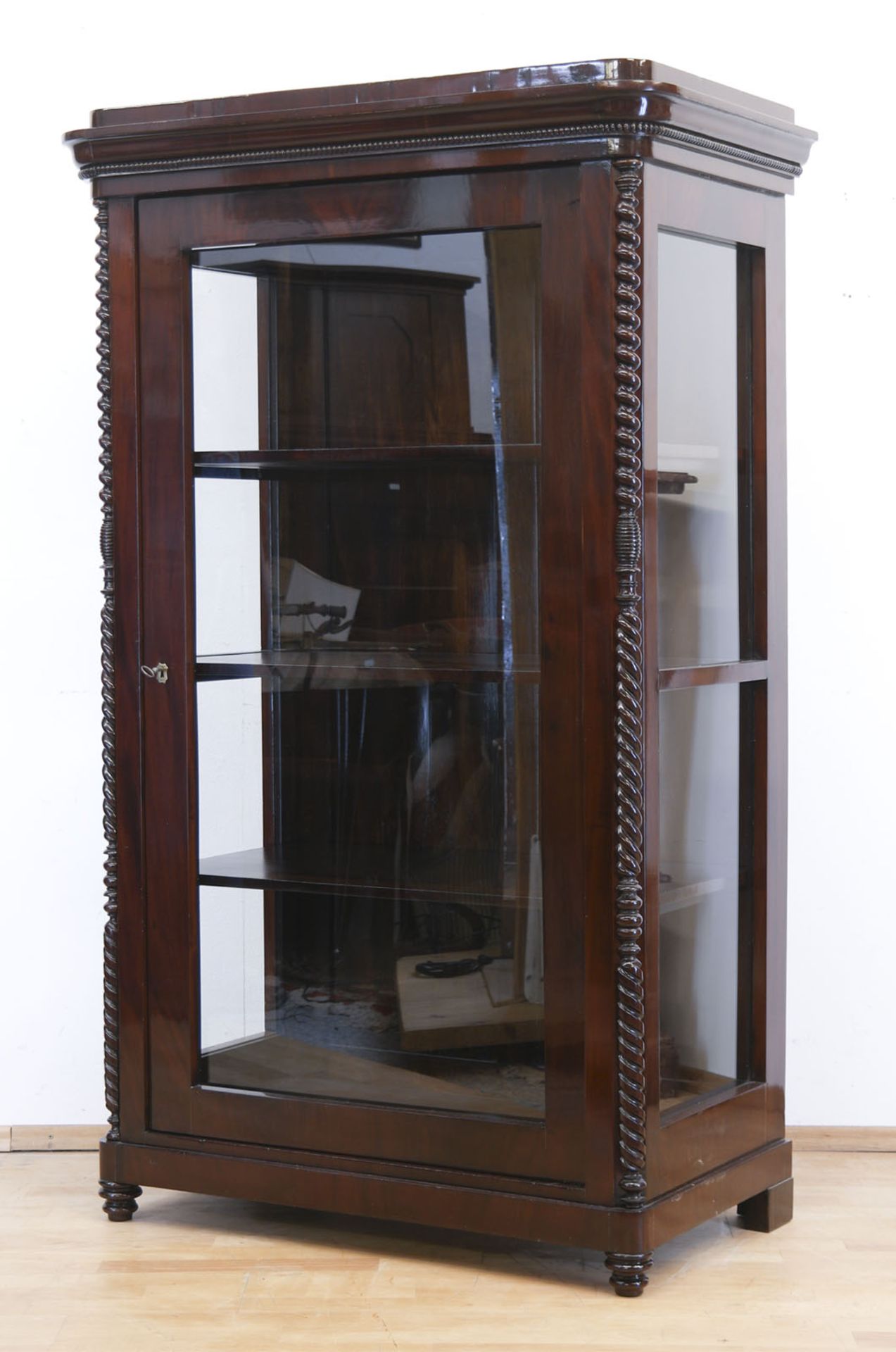 Biedermeier-Vitrine, um 1840, Mahagoni furniert, 1-türiger, 3-seitig verglaster Korpus, beidseitig  - Bild 2 aus 2