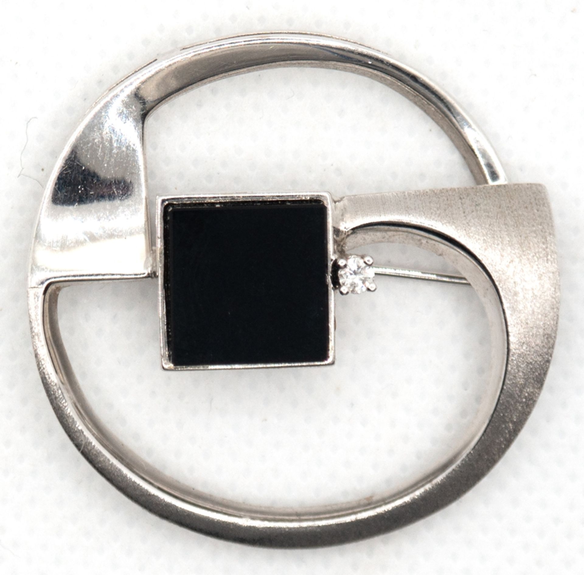 Brillant-Onyx-Brosche, 585er WG, phantasievoller moderner Entwurf, teilweise mattiert, Dm. 3,8 cm