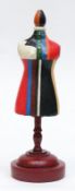 Suprematistische Figur "Kleiderpuppe", 50er Jahre, Pappmaché, polychrom bemalt, auf gedrechseltem H
