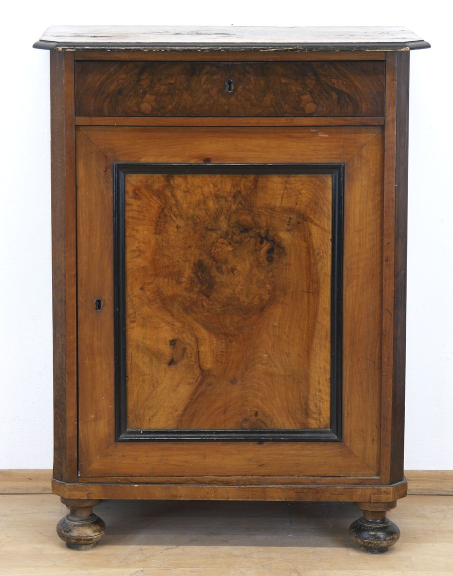 Halbschrank, um 1900, Nußbaum furniert, 1-türiger Korpus mit 1 Schubfach, restaurierungsbedürftig, 