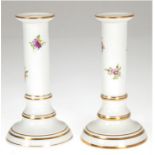 Paar Kerzenleuchter, Höchst, polychrome Blumenbemalung, Goldränder, H. 15,5 cm