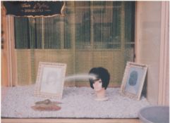 Henns "Schaufenster Hair-Styles", Fotografie, sign. und dat. ´71, 18x24 cm, hinter Glas und Rahmen 