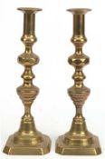 Paar Kerzenleuchter, 19. Jh., Messing, gegliederten Schaft auf achteckigem Fuß in Tülle übergehend,