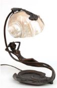 Tischlampe im Jugendstil, Bronze mit Muschelschirm, blattförmiger Stand, fließend übergehend in Fra