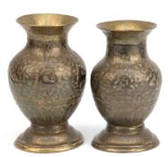 Paar Vasen, um 1900, Messing, gebauchter Korpus vollflächig relefiert, H. 14 cm