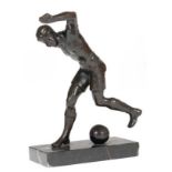 Skulptur "Fußballer", 1930er Jahre, Metallguß, grün patiniert, auf schwarzem Marmorsockel, unsign.,