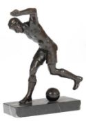 Skulptur "Fußballer", 1930er Jahre, Metallguß, grün patiniert, auf schwarzem Marmorsockel, unsign.,