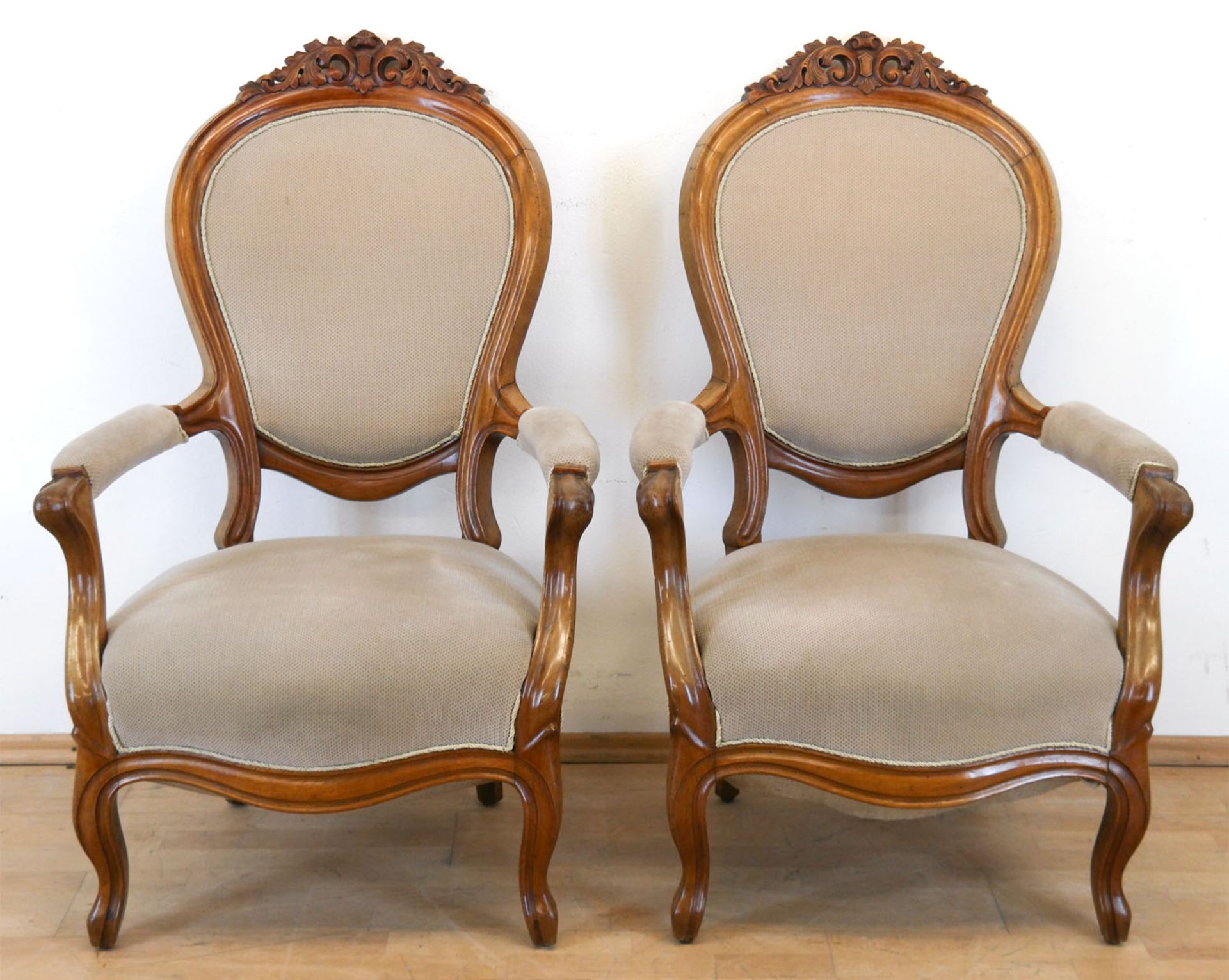 Paar Louis-Philippe-Sessel, Mahagoni, gepolsterter Sitz und Rückenlehne mit geschnitzter Bekrönung,