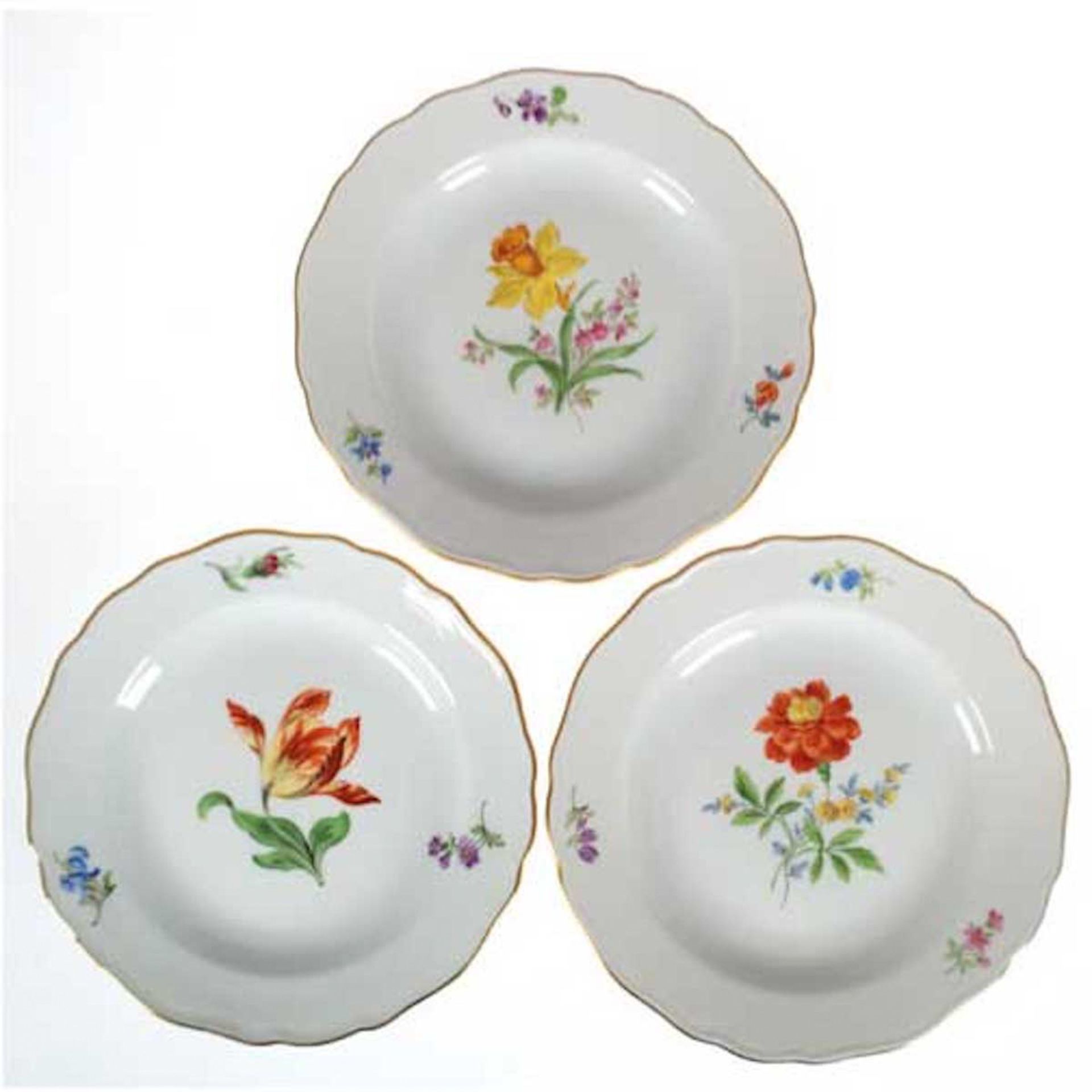 3 Meissen-Teller, Bunte Blume 1 und 2, Goldrand, Neuer Ausschnitt, 2x 1. Wahl, 1x 1924-1934 mit 2 S