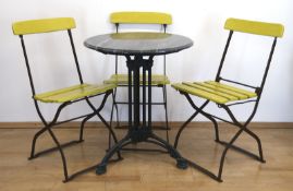 Tisch und 3 Klappstühle, Tisch mit Metallfußgestell und runder grauer Marmorplatte, H.73 cm, Dm. 60