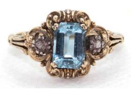 Ring, 585er GG, durchbrochener Ringkopf besetzt mit 2 Diamanten und 1 Aquamarin, ges. 3,46 g, RG 53